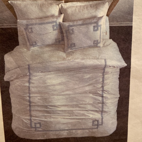 Villa Full/Queen Duvet cover and Shams - Picture 2 of 6